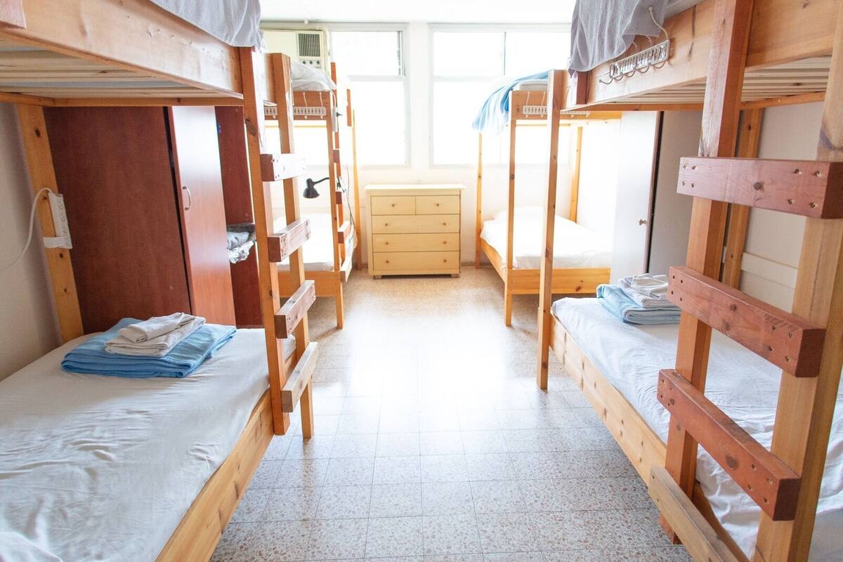 Cortinas blackout, cunas gratuitas, wifi gratis y ropa de cama