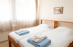 Cortinas blackout, cunas gratuitas, wifi gratis y ropa de cama