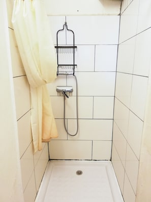 Ducha, cabezal de ducha tipo lluvia, toallas, jabón