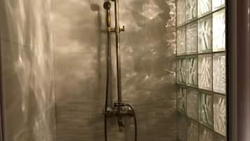 Douche, articles de toilette gratuits, sĂšche-cheveux, peignoirs