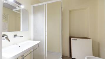 Huoneisto, 3 makuuhuonetta | Kylpyhuone | Suihku, sadesuihkupää, hiustenkuivaaja, bidee