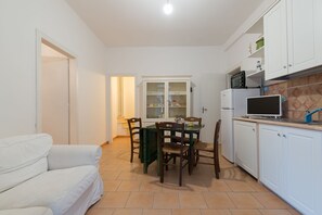 Appartement, 2 slaapkamers | Woonruimte | Een flatscreentelevisie