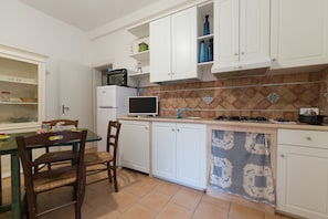 Refrigerador con freezer, microondas, horno, placa de cocina