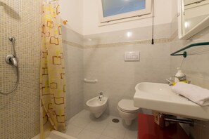 Appartement, 2 slaapkamers | Badkamer | Een douche, een regendouche, een haardroger, een bidet
