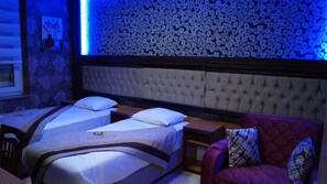 Individually decorated, laptop workspace, soundproofing, free WiFi - Demosan Hotel Hilden (Hilden)