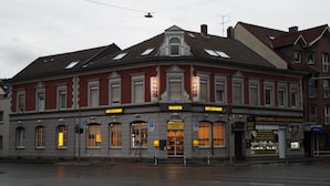 A historic building with a cafe and restaurant on the ground floor, a hotel on the second floor, and a gold shop on the ground floor. - Demosan Hotel Hilden (Hilden)
