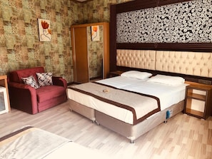 Individually decorated, laptop workspace, soundproofing, free WiFi - Demosan Hotel Hilden (Hilden)