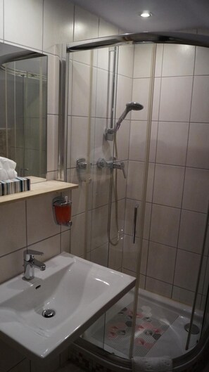 Dusj, håndklær, såpe og sjampo