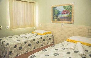 Habitación con 2 camas individuales | Minibar, wifi gratis y ropa de cama 
