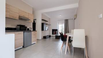 Deluxe Suite | Private kitchen | Fridge, microwave, stovetop, electric kettle