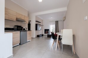 Deluxe-Suite | Eigene Küche | Kühlschrank, Mikrowelle, Herdplatte, Wasserkocher