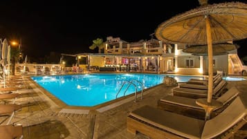 Seasonal outdoor pool, open 9:00 AM to 7:00 PM, pool umbrellas