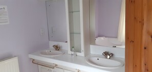 Family Room, Ensuite | Bathroom | Hair dryer, towels - Krishna Eco Farm (Lanark)