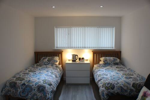 Chambre avec lits jumeaux, salle de bains commune (Medium Twin Room) | Draps fournis