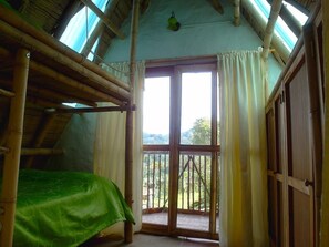 Tabla de planchar con plancha y ropa de cama 