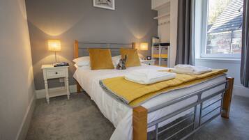 Individually decorated, iron/ironing board, free WiFi, bed sheets