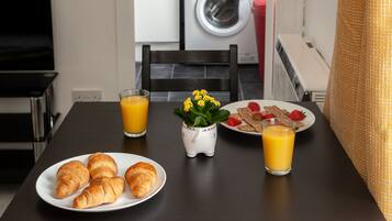 Apartment, 1 Bedroom | In-room dining