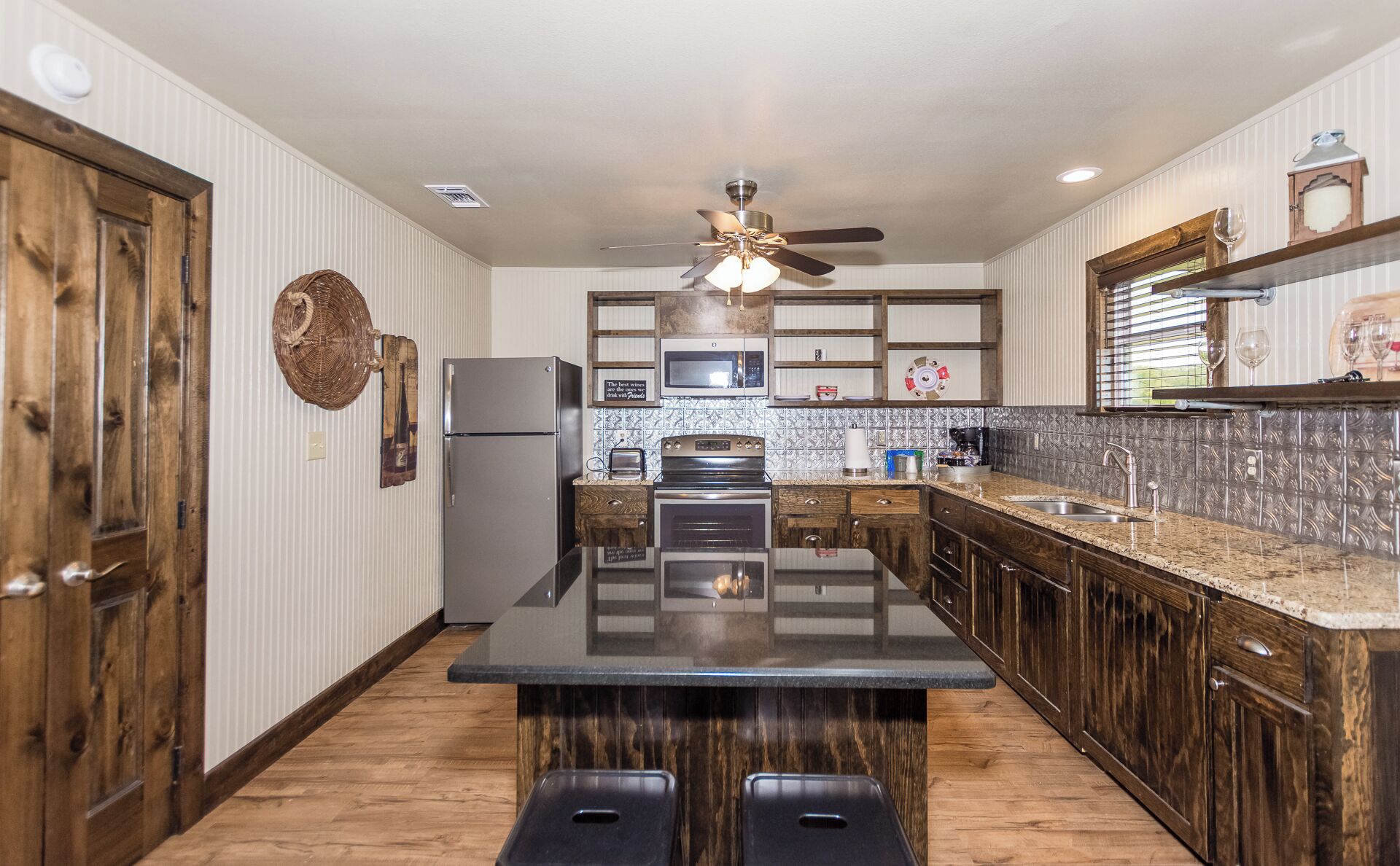 Køleskab, mikrobølgeovn, kaffe-/temaskine