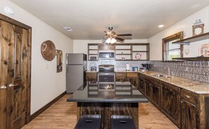 Kjøleskap, mikrobølgeovn, kaffetrakter/tekoker og kjøkkenutstyr