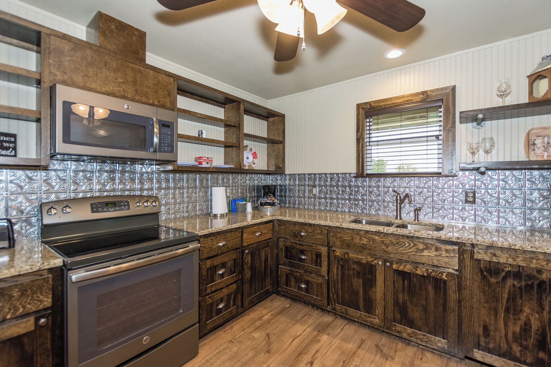 Refrigerador, microondas, cafetera y tetera y utensilios de cocina 