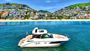 Una spiaggia nelle vicinanze, lettini da mare, teli da spiaggia