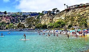 Playa en los alrededores, camastros y toallas de playa 