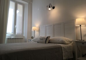 2 bedrooms, iron/ironing board, travel cot