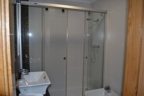 Shower, free toiletries, hair dryer, bidet
