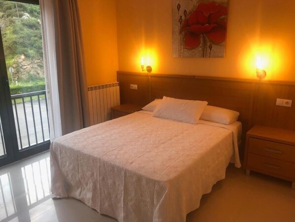 خزنة داخل الغرفة وملاءات أسرّة