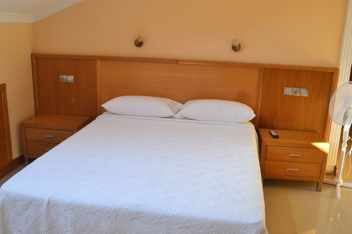 Habitación doble | Caja fuerte y ropa de cama