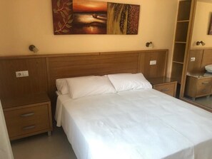 Double Room | In-room safe, bed sheets - Hotel La Ribera (Ribadesella)