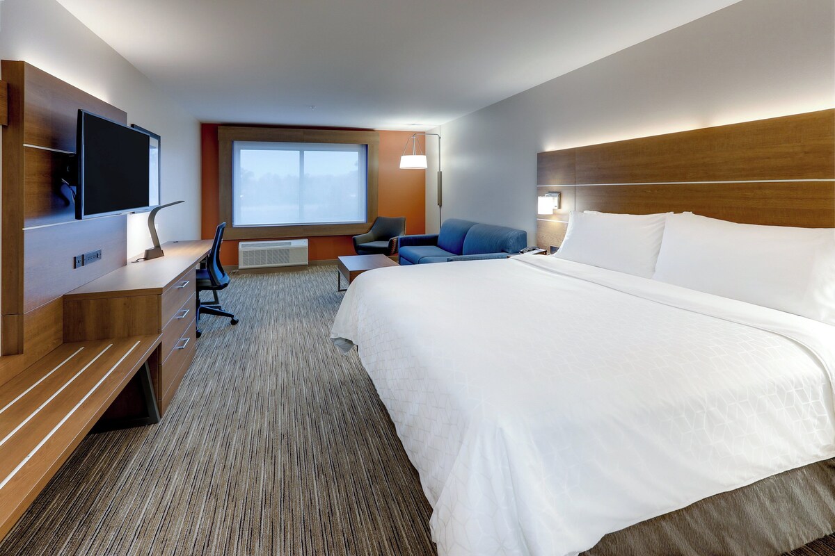 Suite, Non Smoking (Communications)