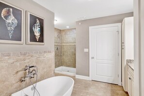 Combined shower/tub, jetted tub, hair dryer, towels