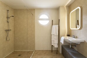 Appartamento Standard, 2 camere da letto, terrazzo | Bagno | Doccia, articoli per l'igiene personale ecosostenibili, asciugamani