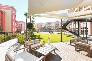 Outdoor dining - The Residences Islantilla Apartments (Lepe)