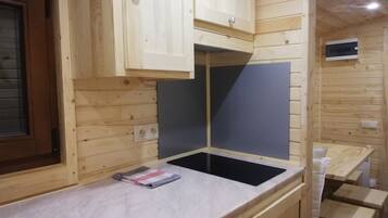 Réfrigérateur, micro-ondes, plaque de cuisson