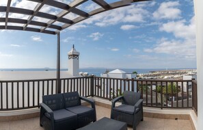 Property grounds - Best Sea Views, Sun-Filled Villa on 1100m2 plot. Large Pool & Great Sun Terraces (Playa Blanca)