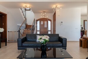 Interior - Best Sea Views, Sun-Filled Villa on 1100m2 plot. Large Pool & Great Sun Terraces (Playa Blanca)