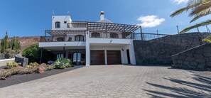Exterior - Best Sea Views, Sun-Filled Villa on 1100m2 plot. Large Pool & Great Sun Terraces (Playa Blanca)