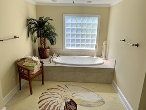 Combined shower/bathtub, jetted bath, hair dryer, towels