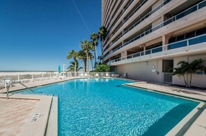 Una piscina al aire libre, una piscina climatizada