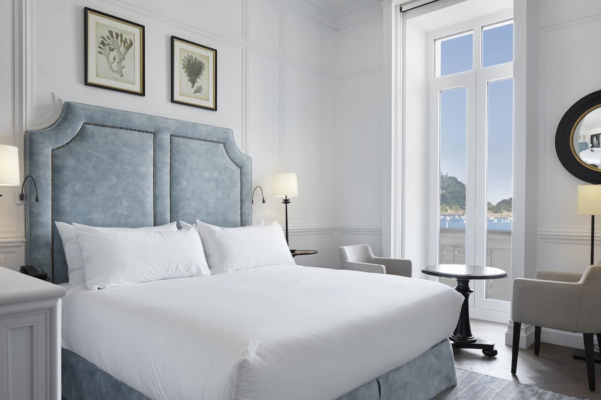 Klassieke tweepersoonskamer (Bahía de la Concha) | 1 slaapkamer, een minibar, een kluis op de kamer