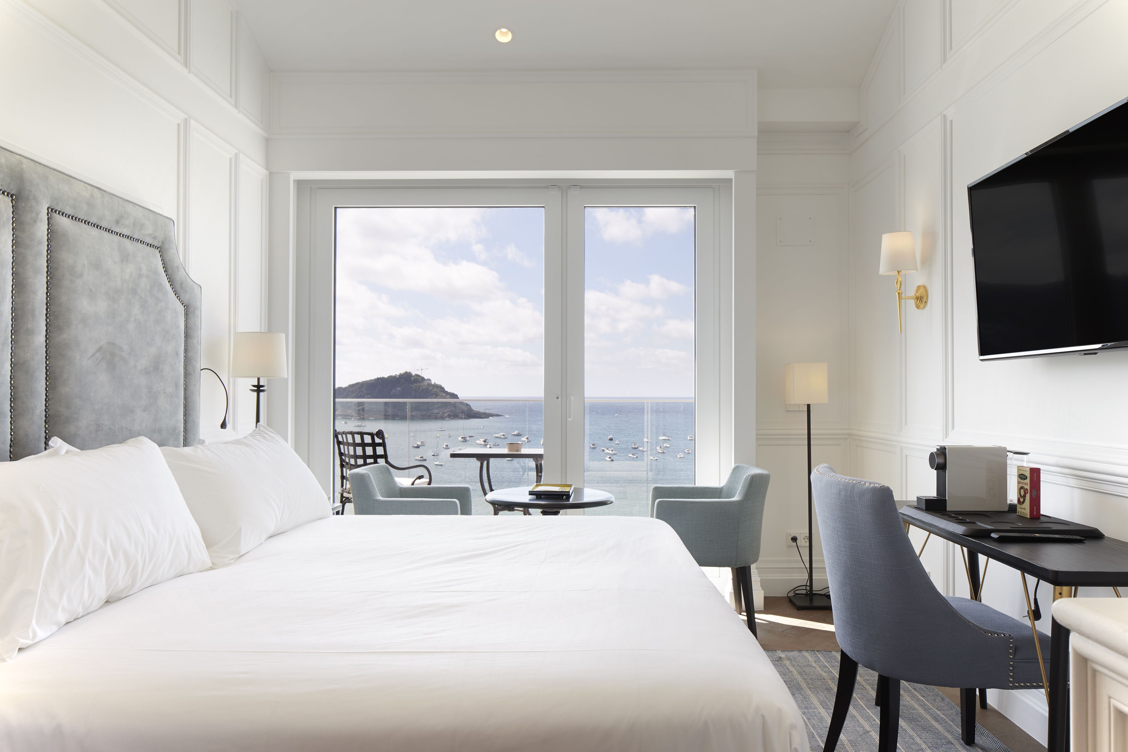 Terraza Bahía de la Concha | Minibar, caja de seguridad en la habitación y cortinas blackout 