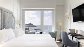 Terraza Bahía de la Concha | Minibar, caja de seguridad en la habitación y cortinas blackout