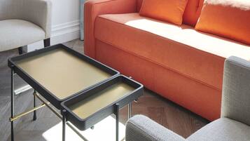 Junior Suite Sirimiri | Área de sala de estar | Televisión de pantalla plana de 49 pulgadas con canales vía satélite