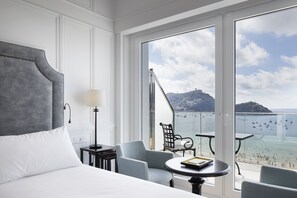 Quarto casal, terraço (Bahía de la Concha) | Frigobar, cofres nos quartos, cortinas blackout, quartos à prova de som