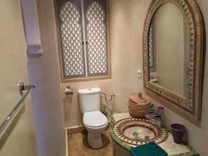 Casa City | Baño | Ducha y bañera combinadas y toallas