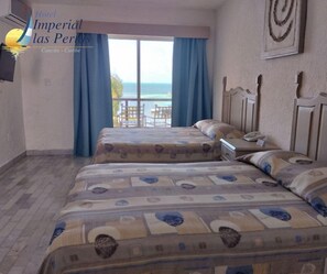 Habitación doble estándar | Tabla de planchar con plancha y ropa de cama