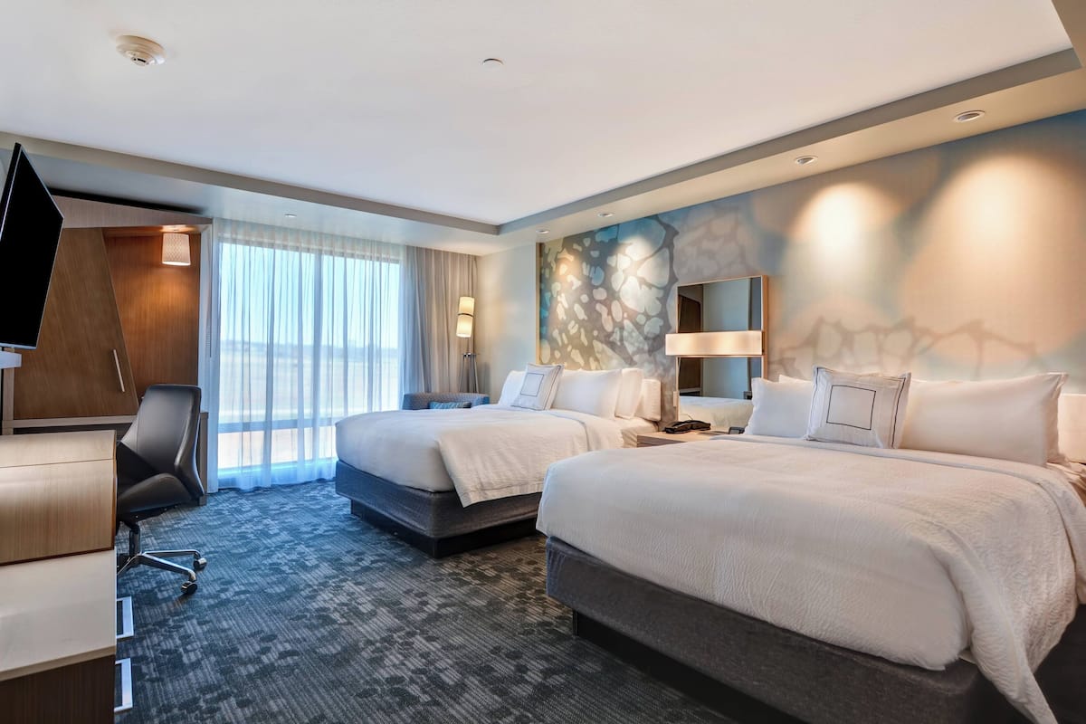 1 bedroom, pillow-top beds, desk, laptop workspace