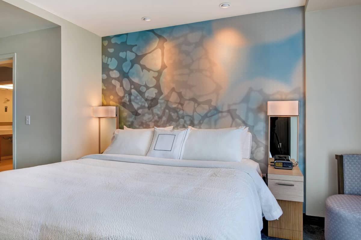 1 bedroom, pillow-top beds, desk, laptop workspace